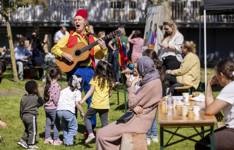 Artiest zingt samen met kinderen een liedje