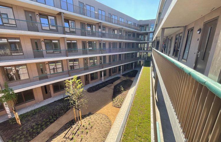 Het woongebouw Hart van Nootdorp met twee kanten met galerijen met woningen