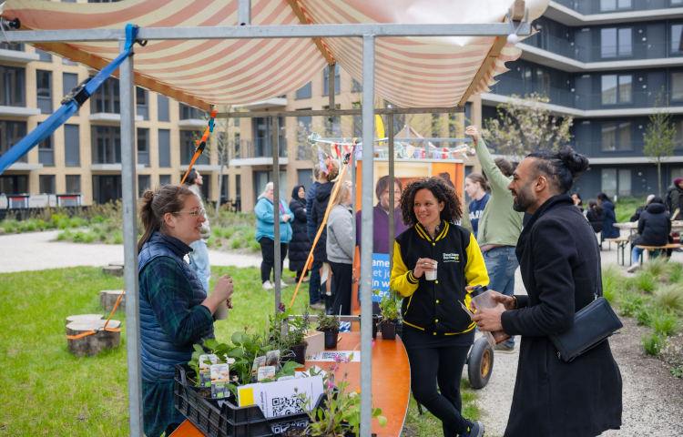 Kraampje van samenwerkingspartners bij welkom van bewoners bij De Schaloen