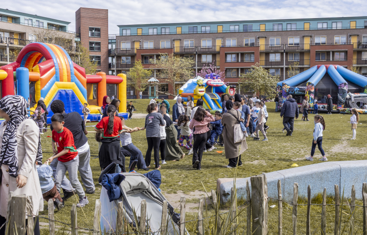 Overzichtsfoto van het feestje voor alle bewoners en omwonenden van complex De Lamel