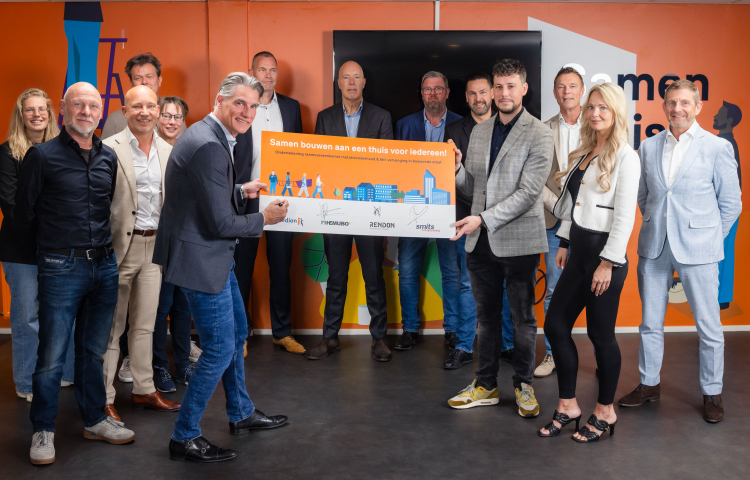 Ewout Zwaanswijk, directeur Wonen & Samenleven ondertekent de raamoverkomst met de ketenpartners