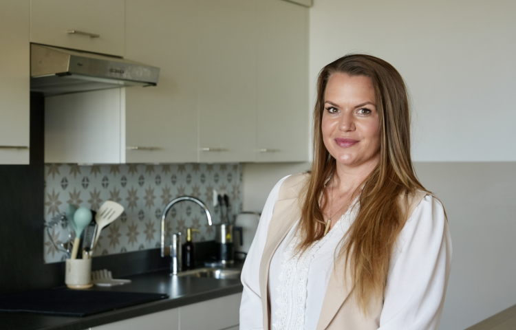 Christel in haar woning, in de keuken