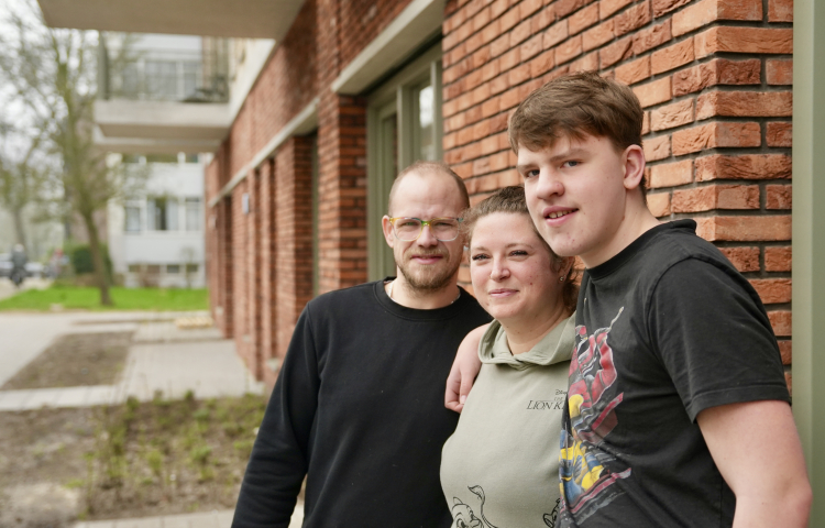Ray, Sharon en Giovanni staan voor hun nieuwe woning
