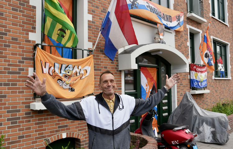 Mike voor zijn huis versiert voor het WK voetbal