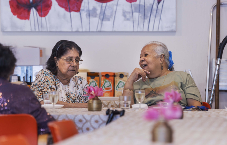 Twee oudere bewoners zijn met elkaar in gesprek in het ouderencomplex aan de Bakhuizenstraat