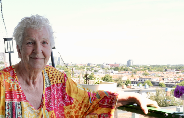 Mevrouw Emmy op haar balkon in de Lamel