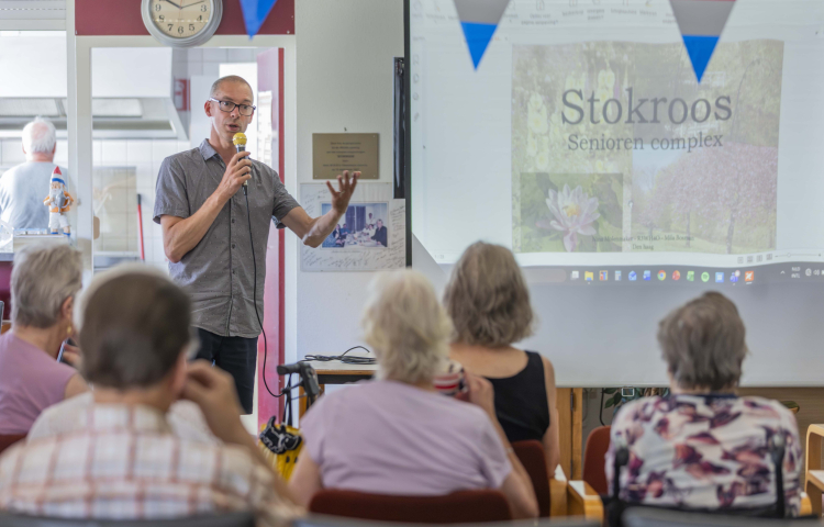Rudi Boone spreekt de senioren bewoners toe
