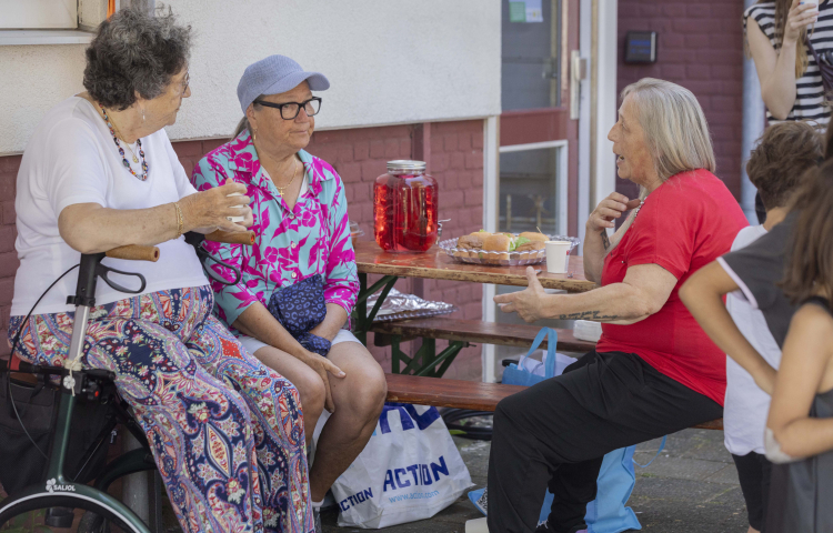 Drie dames aan het praten met wat lekkers