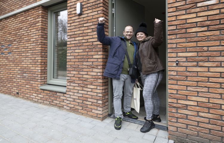 Ray en Sharon bij hun nieuwe voordeur.
