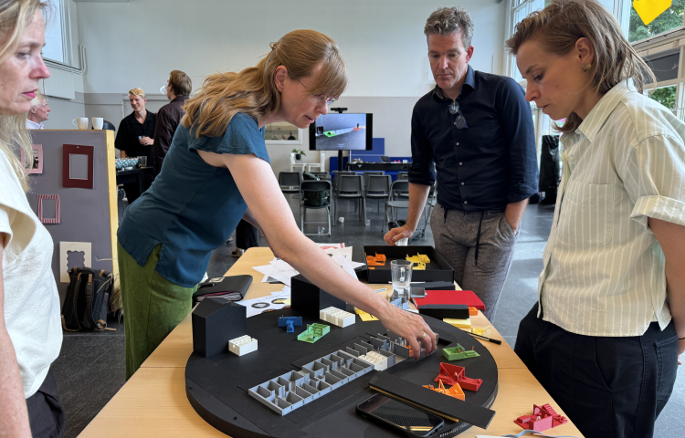 Een ontwerper laat haar ideeën zien met een maquette.