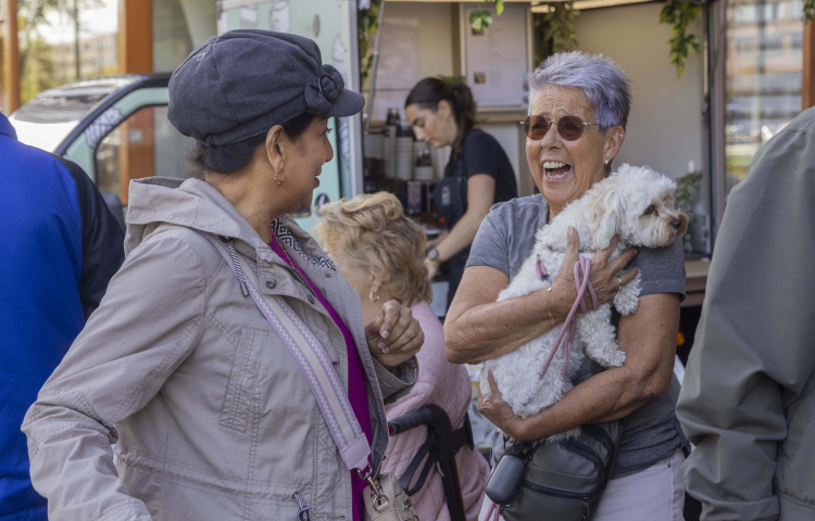Twee vrouwen zijn met elkaar in gesprek op burendag