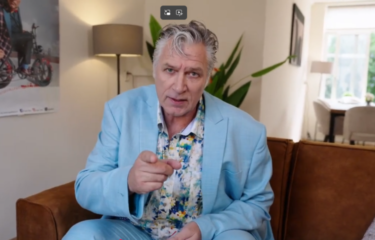 Sjaak Bral wijst naar de camera