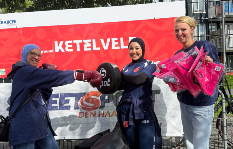 Vrouwen testen de nieuwe sportmaterialen uit op Krajicek Playground Ketelveld