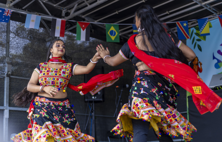 Twee dansende vrouwen bij het evenement 'Wereldwijk Schilderswijk'