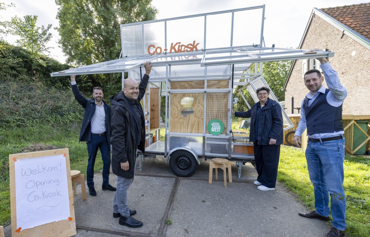 Directeuren openen de co-kiosk