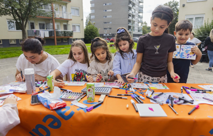 Kinderen maken hun eigen tegel