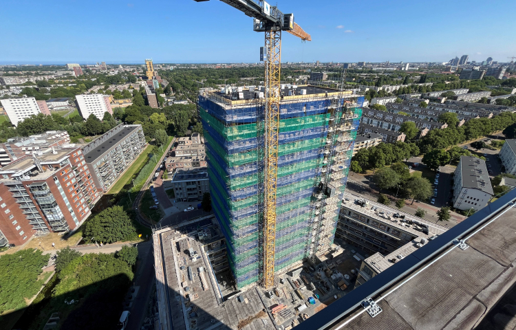 Hijskraan voor de woningen die in De Schaloen gebouwd worden
