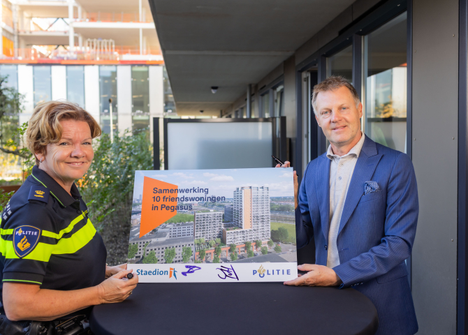 Anja de Bruin en Gijsbert van Herk hebben hun handtekening gezet voor de samenwerking