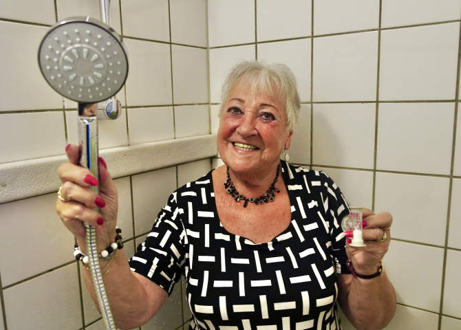Huurder Janet is blij met de waterbesparende douchekop die ze kreeg van BeHaaglijker Wonen