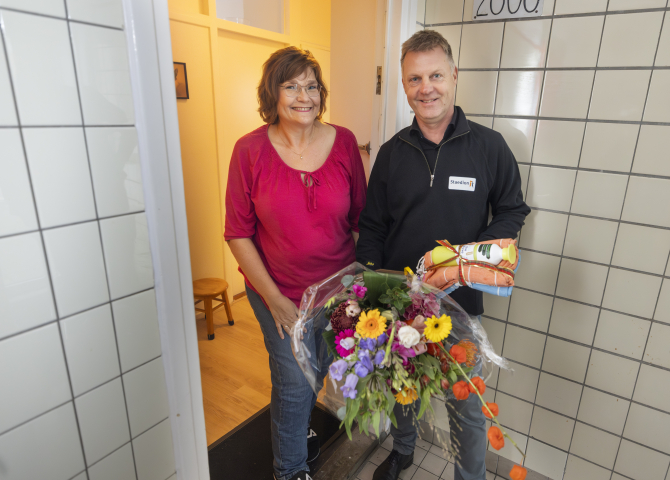 Bestuursvoorzitter Gijsbert van Herk geeft 2.400e huurder die meedoet aan BeHaaglijker Wonen een extra warm welkom