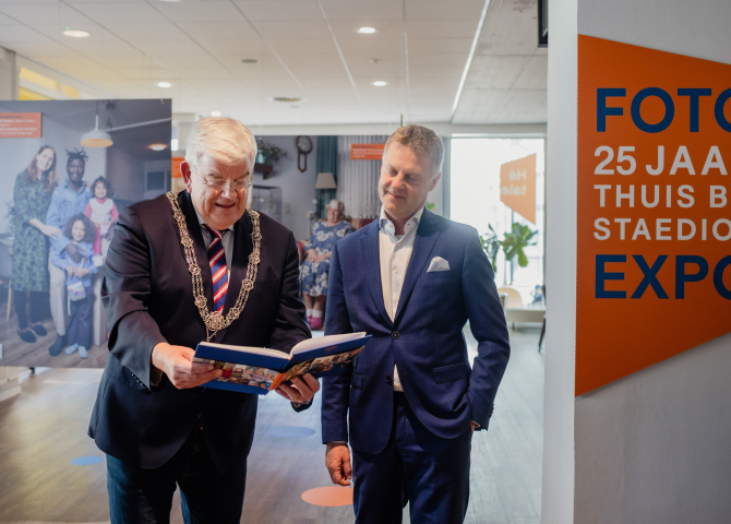 Burgemeester Van Zanen ontvangt het jubileumboek uit handen van Gijsbert van Herk