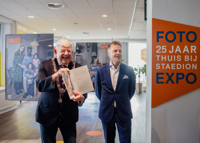 Burgemeester Van Zanen ontvangt jubilieumboek