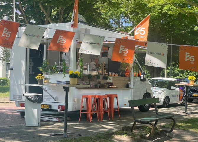 Bus met lekkernijen en feestelijke vlaggen