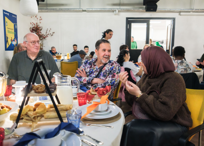 Bewoners genieten van een heerlijke feestmaaltijd op 9 maart