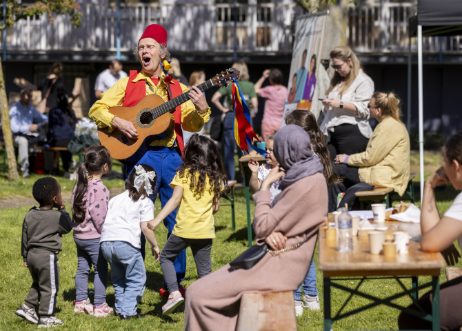 Artiest zingt samen met kinderen een liedje