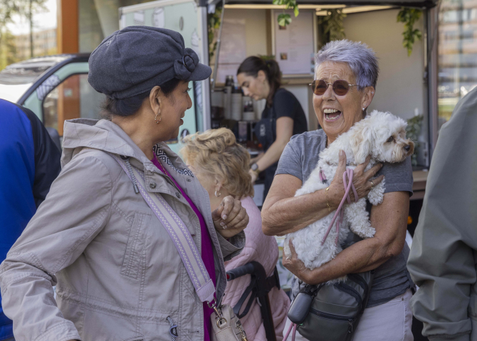 Twee vrouwen zijn met elkaar in gesprek op burendag