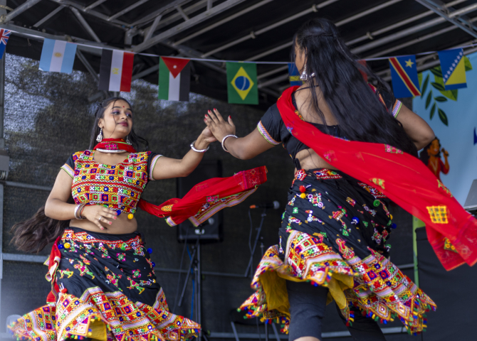 Twee dansende vrouwen bij het evenement 'Wereldwijk Schilderswijk'