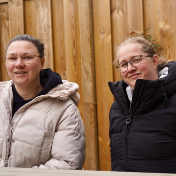 Vicky en Christa in de tuin