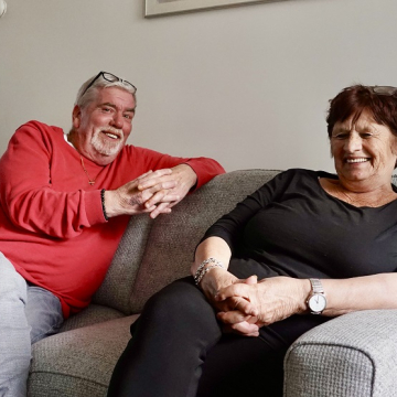 Tineke en Paul op de bank in hun nieuwe woning in Loosduinen