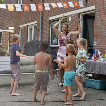Dansende kinderen tijdens het buurtfeest