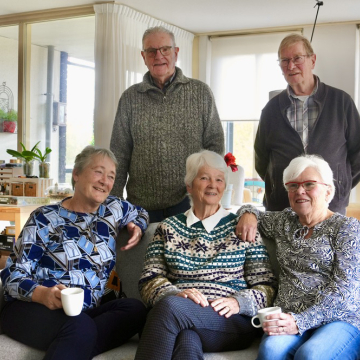 Vijf buren uit Ypenburg samen op de bank