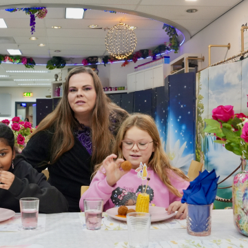 Naomi oprichtster van Lichtpuntjes met twee kinderen in wijkpunt Lichtpuntjes