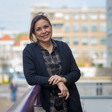 Bewoner Charity bij haar woning in het centrum