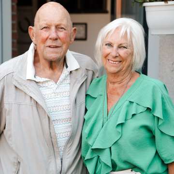 Twee bewoners Ger en Hennie voor hun huis