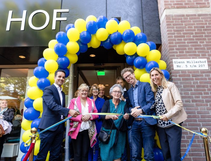Het lint doorknippen voor de officiële opening van Loosduinse Hof