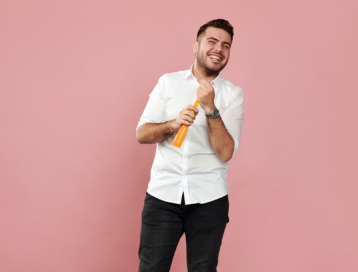 Collega Faruk opent een fles limonade