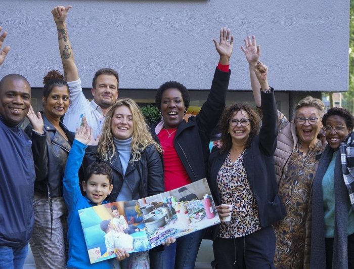 Enthousiaste groep deelnemers aan Kleurrijk Mariahoeve