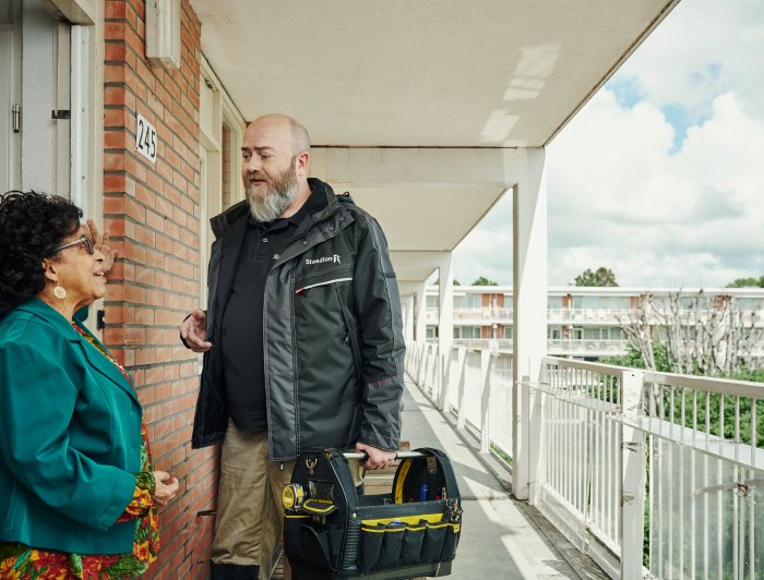 Monteur in gesprek met bewoner