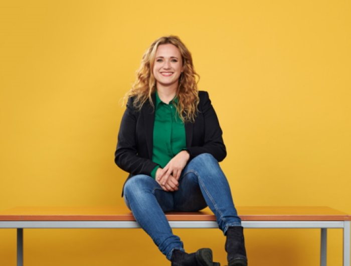 Willemijn zittend op een bankje