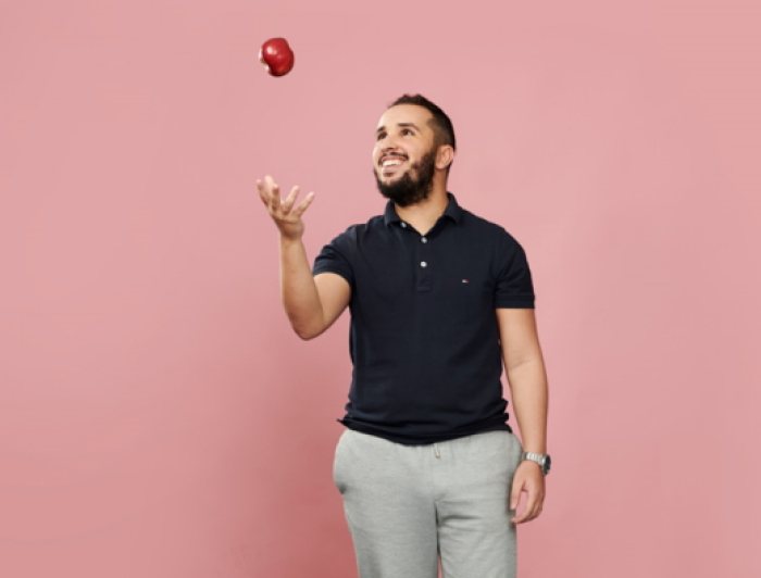 Collega Youness gooit een balletje in de lucht