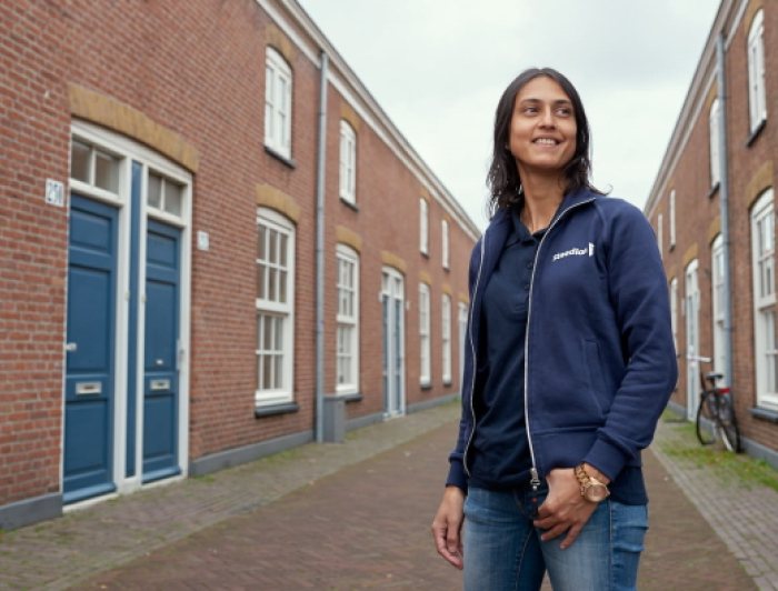 Complexbeheerder Chantal voor de woningen in Het Rode Dorp
