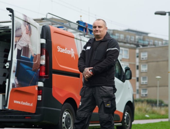 Onderhoudsmedewerker Mike voor zijn bus