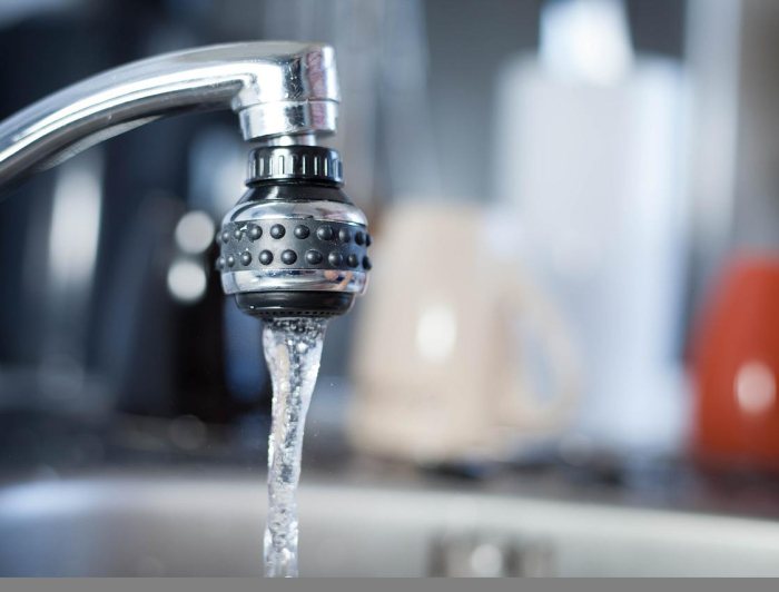 Een kraan waar water uit komt