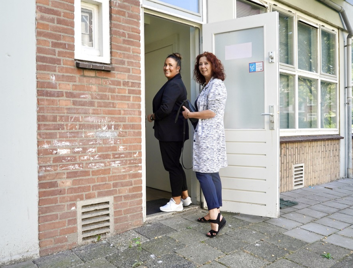Collega's Serina en Caroline in de deuropening