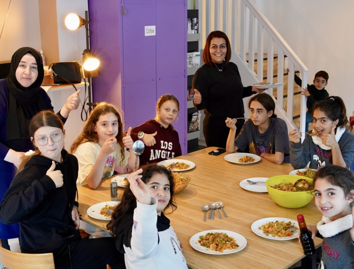 Gezamenlijk eten door de jeugd in Pandje 4