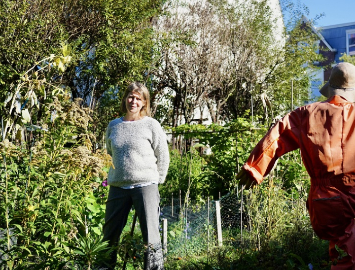 Marianne samen met vogelverschrikker in Spinozahof